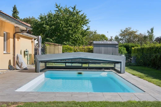 schwimmbad mit schwimmbad, from property, zaun, day time, und außenansicht