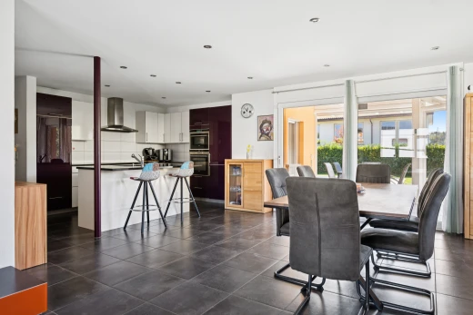 esszimmer mit einbauleuchten, dark floor, inside property, und außenzugang