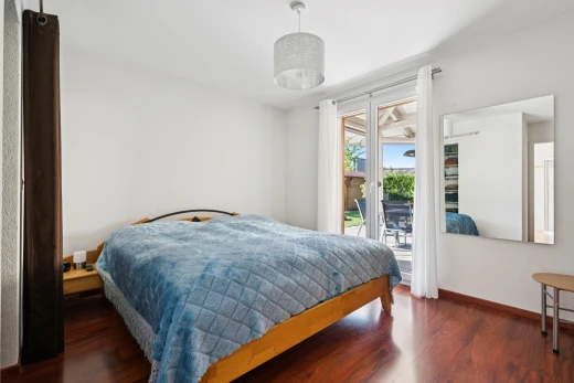 zimmer / schlafzimmer mit außenzugang, pendelleuchte, dark floor, sockelleisten, und baseboards wall