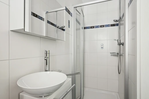 bad mit dusche, waschbecken, spiegel, komplettes badezimmer, und inside property