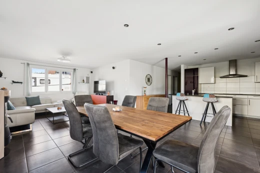 wohn- / esszimmer mit dark floor, drywall, gipskartonwand, einbauleuchten, und fernseher