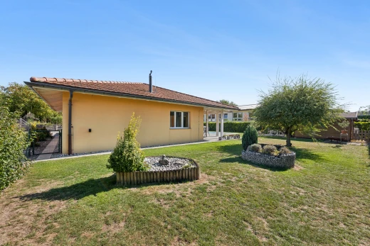 außenansicht mit property visible, rasen, from property, stuckverkleidung, und day time