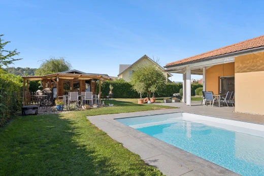 schwimmbad mit terrasse, essbereich im freien, rasen, schwimmbad, und from property