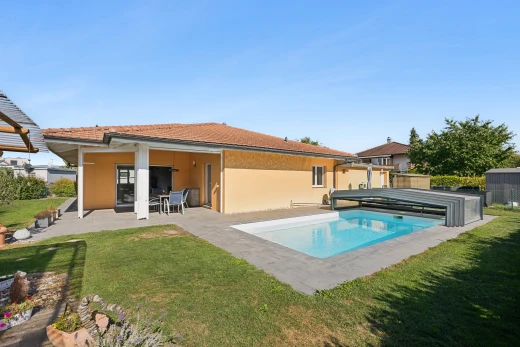 schwimmbad mit terrasse, schwimmbad, property visible, from property, und rasen
