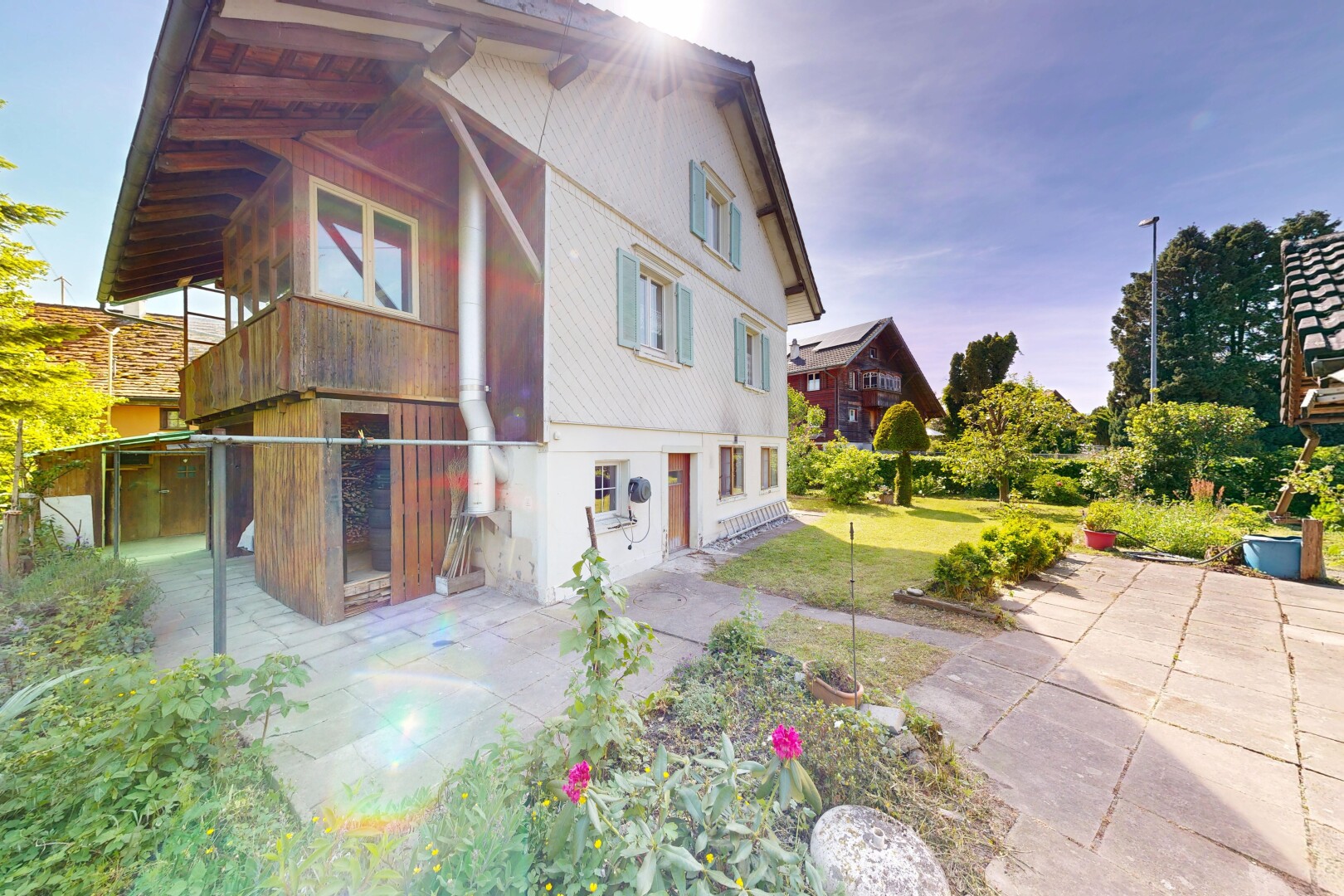 außenansicht mit property visible, vertikale verkleidung, day time, und balkon