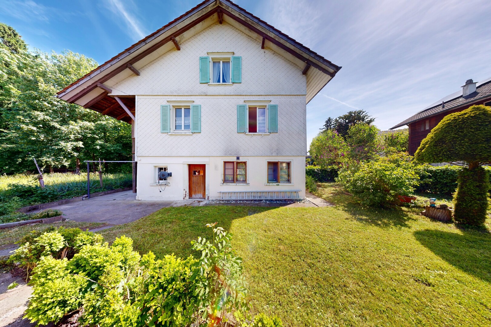 außenansicht mit rasen, property visible, day time, und parkplatz