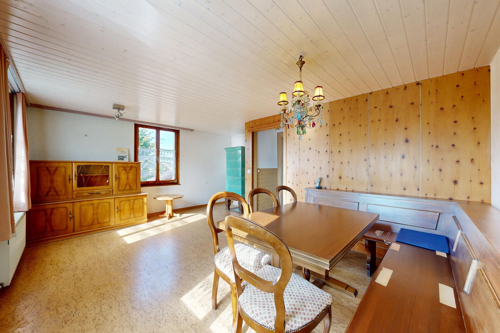 esszimmer mit inside property, natural light, natürliches licht, und bemerkenswerter kronleuchter