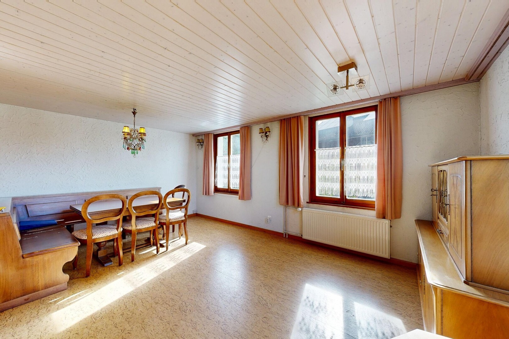 esszimmer mit holzdecke, wood ceiling, kühler, inside property, und natürliches licht