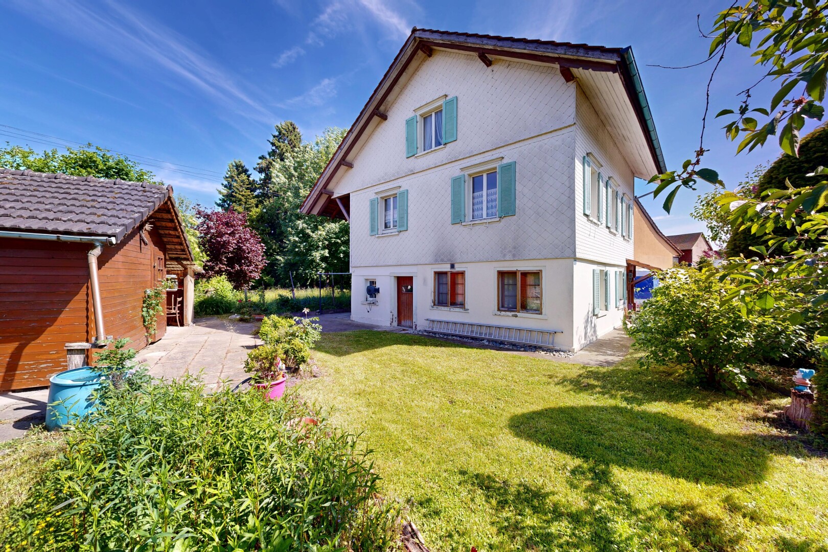 außenansicht mit rasen, from property, day time, außenansicht, und stuckverkleidung