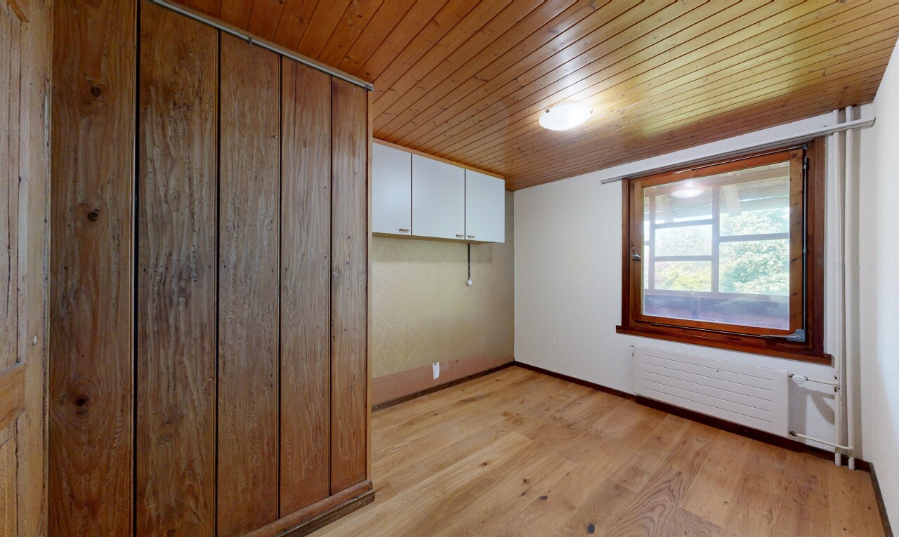 leerer raum mit wood ceiling, holzdecke, inside property, wood finish floor, und holzfußboden
