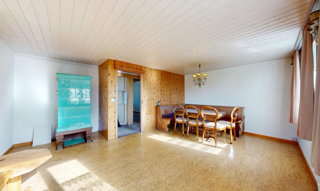 esszimmer mit bemerkenswerter kronleuchter, inside property, drywall, gipskartonwand, und baseboards wall