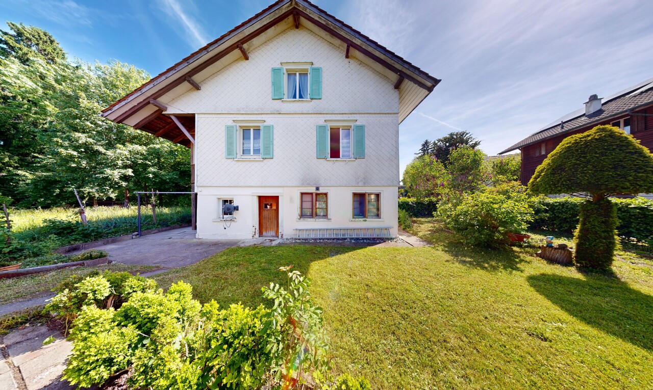 außenansicht mit rasen, property visible, day time, und parkplatz