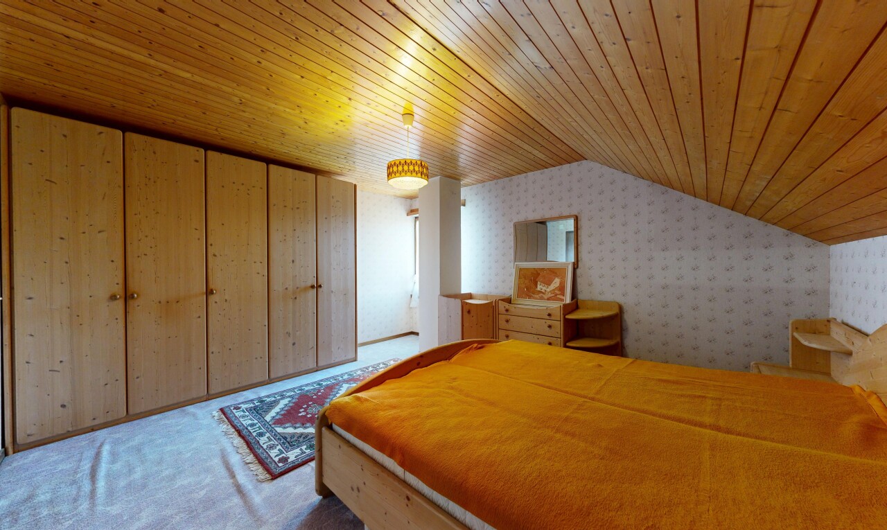 zimmer / schlafzimmer mit vaulted ceiling, dachschräge, low ceiling, niedrige decke, und wallpaper wall