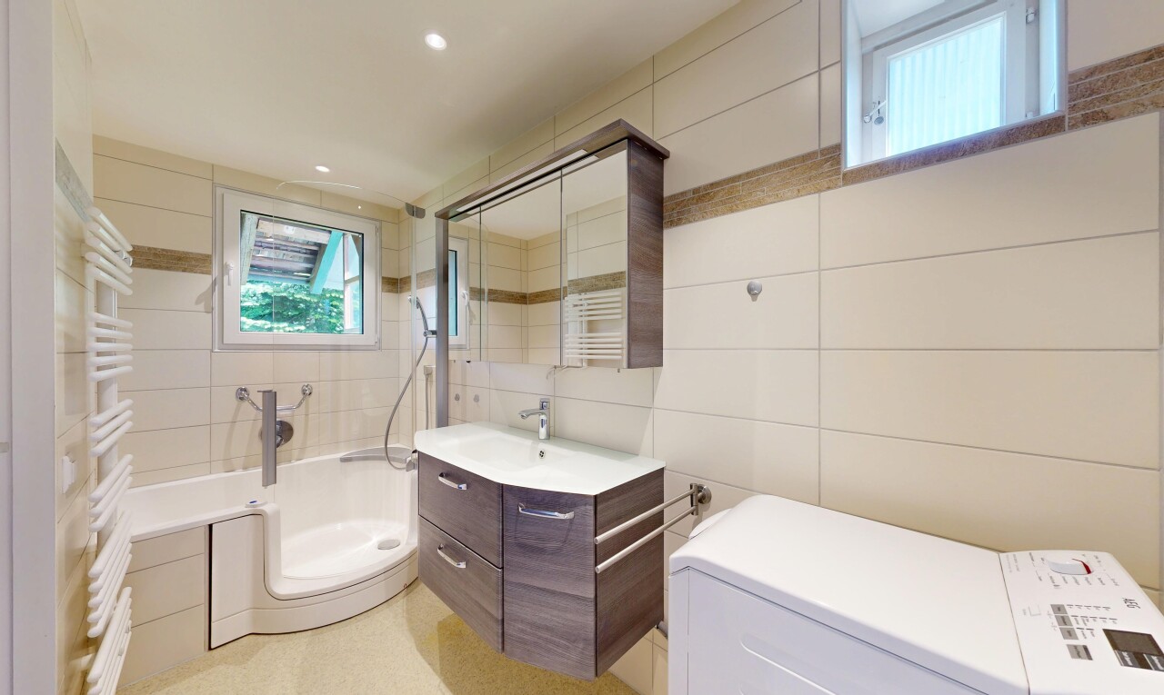 bad mit handtuchwärmer, komplettes badezimmer, spiegel, fliesenwand, und tile wall