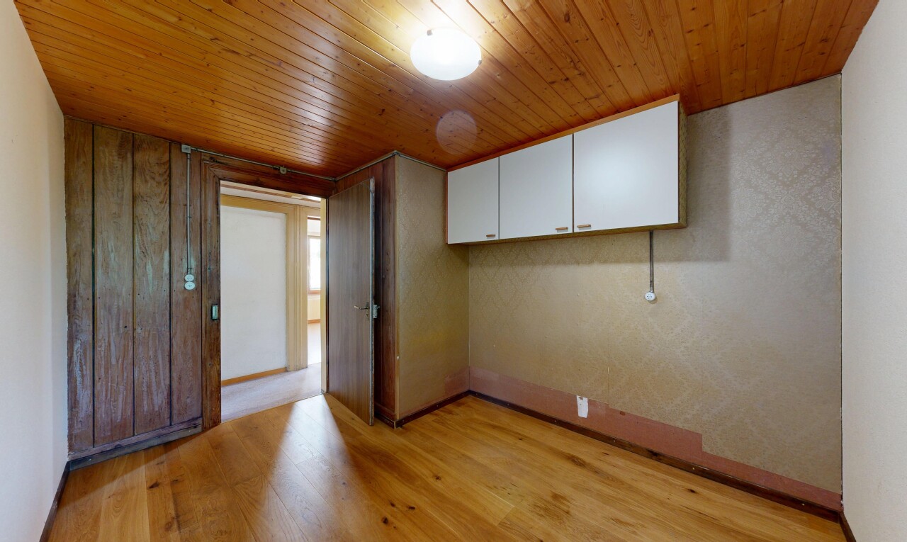leerer raum mit wood finish floor, holzfußboden, inside property, low ceiling, und niedrige decke