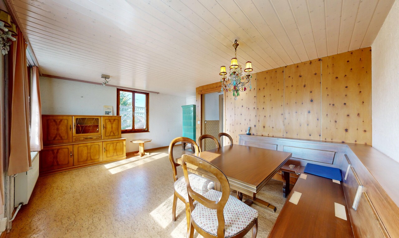 esszimmer mit inside property, natural light, natürliches licht, und bemerkenswerter kronleuchter