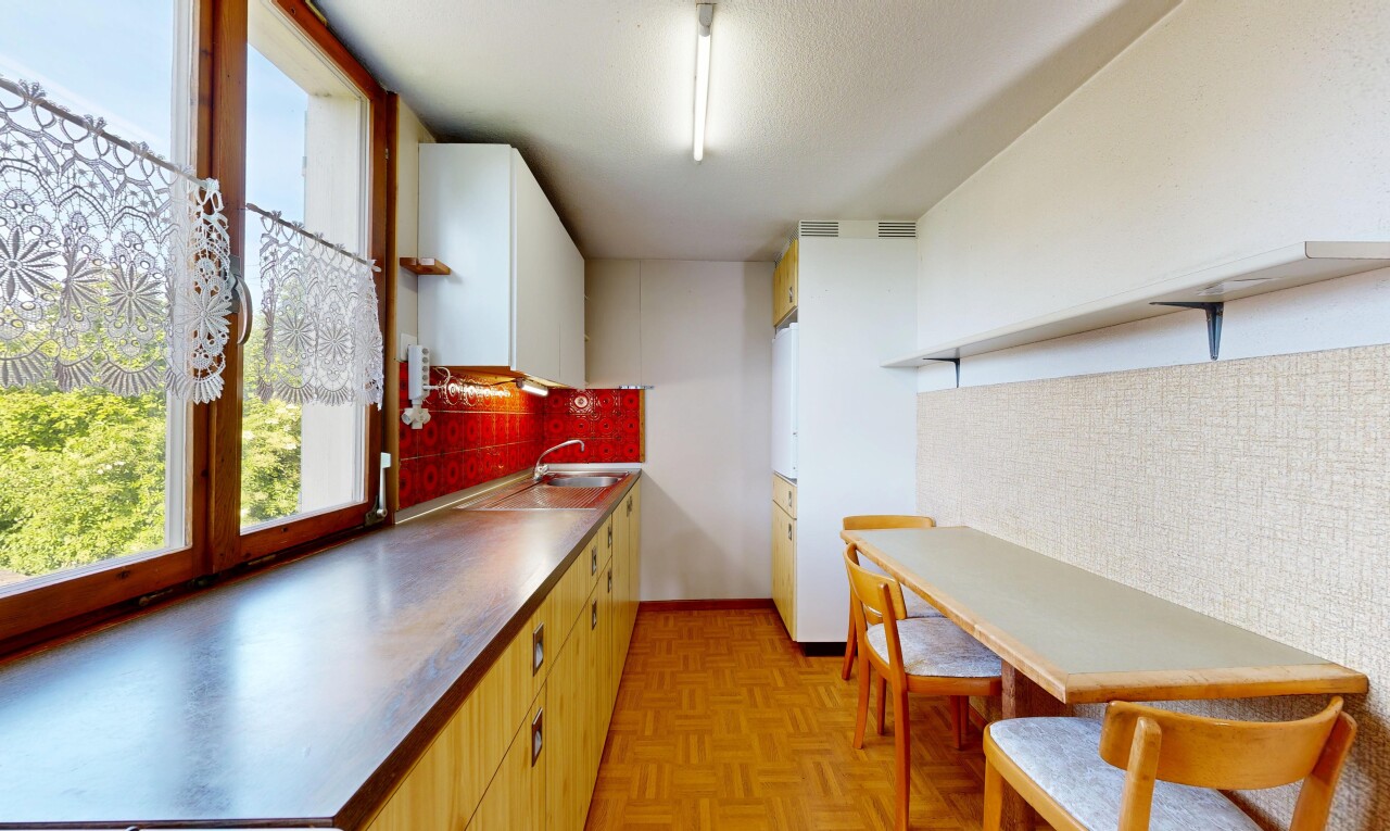 küche mit parquet floor, wood finish floor, holzfußboden, natural light, und natürliches licht
