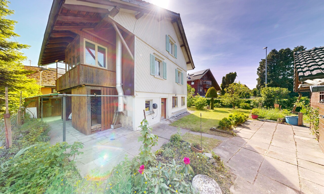 außenansicht mit property visible, vertikale verkleidung, day time, und balkon