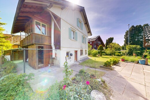 außenansicht mit property visible, vertikale verkleidung, day time, und balkon