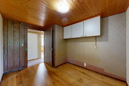 leerer raum mit wood finish floor, holzfußboden, inside property, low ceiling, und niedrige decke