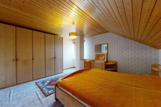 zimmer / schlafzimmer mit vaulted ceiling, dachschräge, low ceiling, niedrige decke, und wallpaper wall