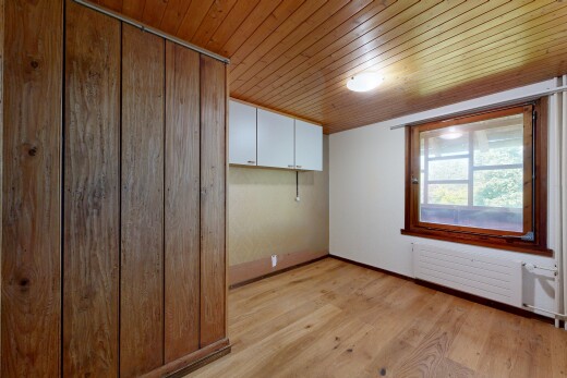 leerer raum mit wood ceiling, holzdecke, inside property, wood finish floor, und holzfußboden
