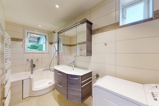 bad mit handtuchwärmer, komplettes badezimmer, spiegel, fliesenwand, und tile wall