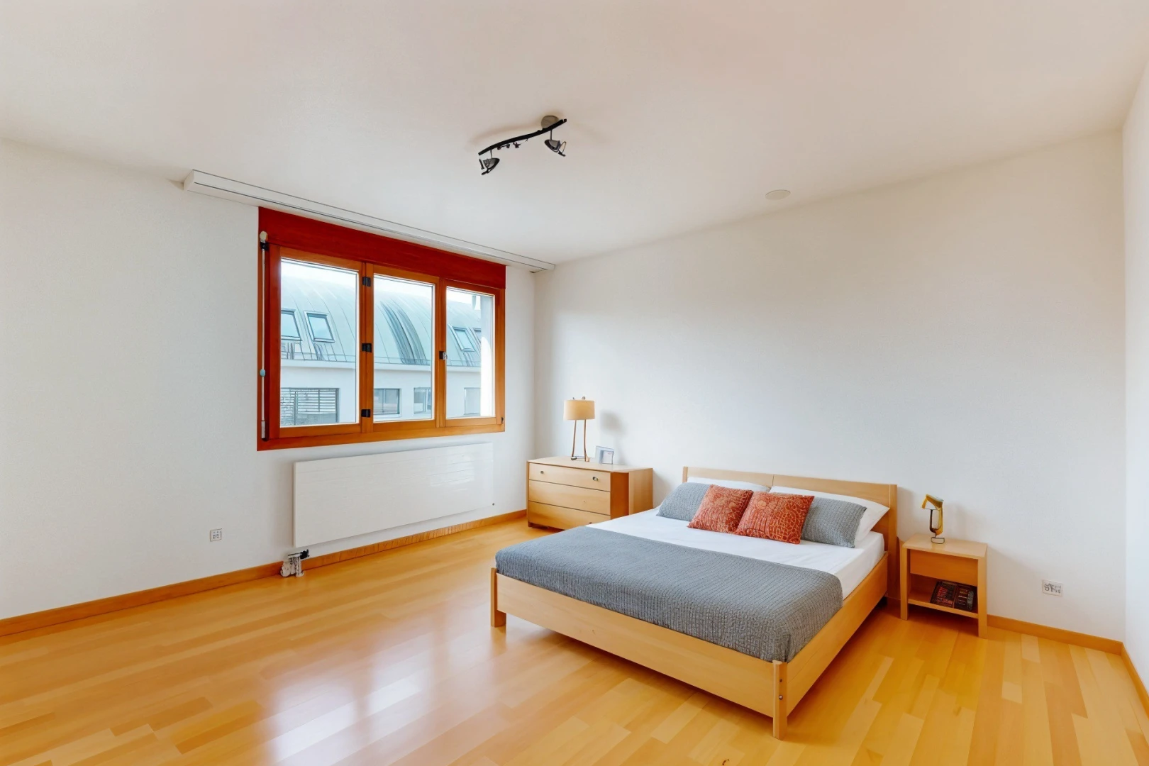 zimmer / schlafzimmer mit natürliches licht, parkettboden, kühler, und deckenbeleuchtung