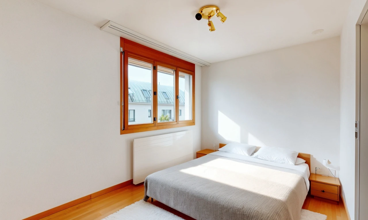 zimmer / schlafzimmer mit natürliches licht, parkettboden, und kühler