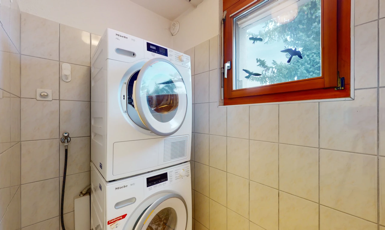 badezimmer mit natürlicher licht und separater waschmaschine und trockner
