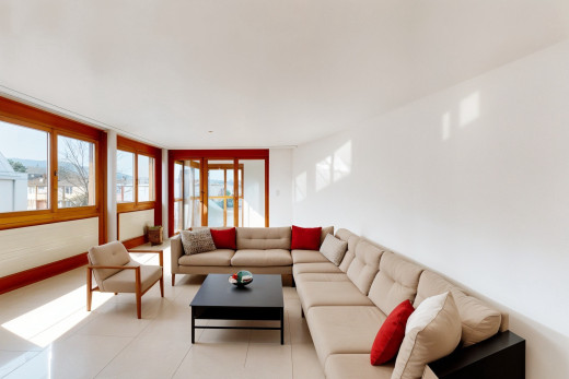 wohnzimmer mit natürliches licht und fliesenboden