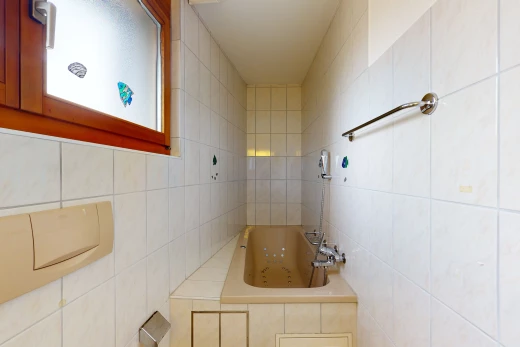 badezimmer mit bad