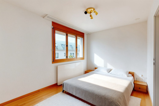zimmer / schlafzimmer mit natürliches licht, parkettboden, und kühler
