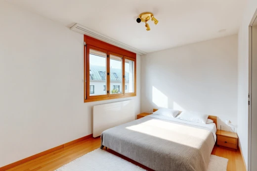 zimmer / schlafzimmer mit natürliches licht, parkettboden, und kühler