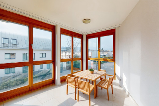 esszimmer mit natürliches licht und fliesenboden