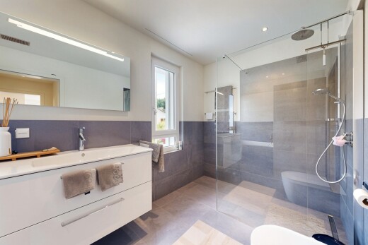 bad mit natural light, natürliches licht, dusche, inside property, und tile wall