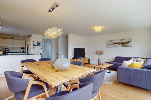 wohn- / esszimmer mit inside property, fernseher, drywall, gipskartonwand, und wood finish floor