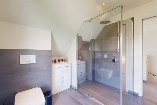 bad mit tile shower, dusche, toilette, inside property, und komplettes badezimmer