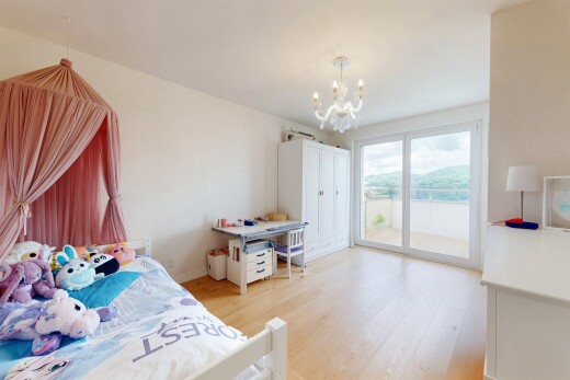 zimmer / schlafzimmer mit außenzugang, wood finish floor, holzfußboden, natural light, und natürliches licht