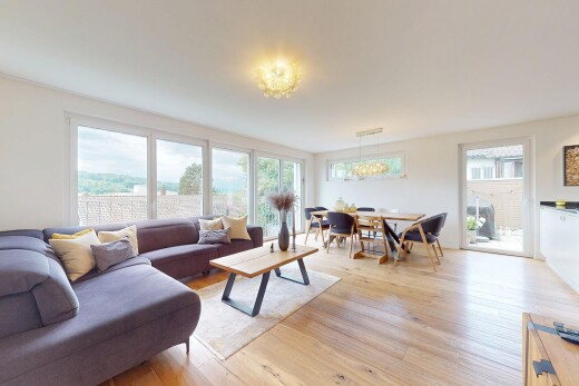 wohn- / esszimmer mit natural light, natürliches licht, inside property, wood finish floor, und holzfußboden