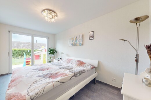 zimmer / schlafzimmer mit inside property, natural light, natürliches licht, außenzugang, und drywall
