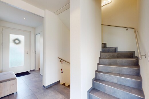 treppe mit inside community, drywall, gipskartonwand, treppen, und natural light