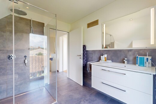 bad mit schminktisch, spiegel, inside property, dusche, und komplettes badezimmer