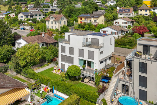 außenansicht mit wohngebietblick, residential view, stuckverkleidung, und schwimmbad