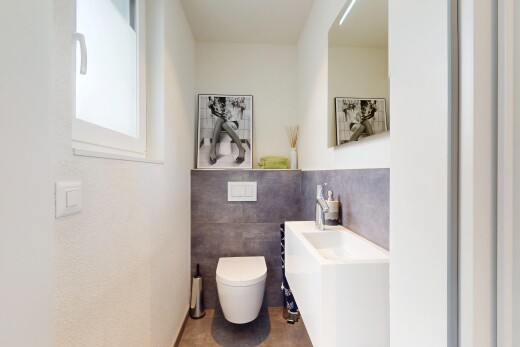 bad mit toilette, inside property, natural light, natürliches licht, und spiegel
