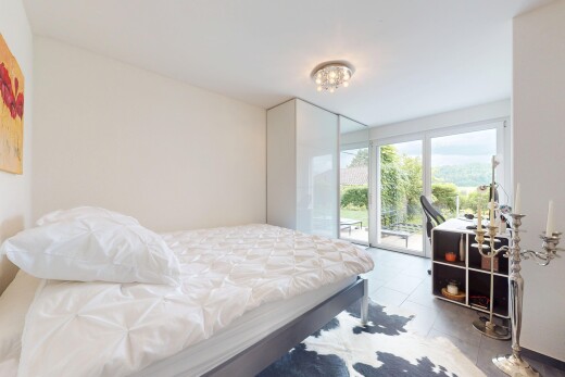 zimmer / schlafzimmer mit natural light, natürliches licht, inside property, außenzugang, und drywall
