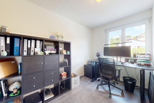büro mit natural light, natürliches licht, inside property, bürobereich, und fernseher