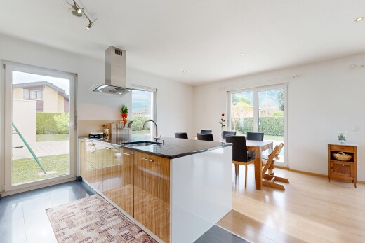 küche mit gipskartonwand, waschbecken, dunstabzugshaube, küchentheke, und natürliches licht