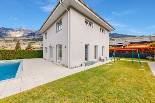 außenansicht mit day time, zaun, terrasse, stuckverkleidung, und rasen