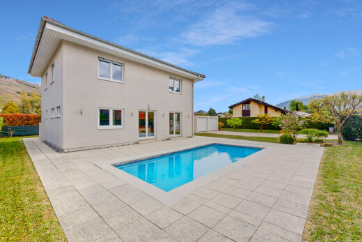 schwimmbad mit terrasse, schwimmbad, day time, property visible, und rasen